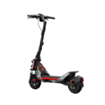 Un patinete eléctrico sobre un fondo negro, con acentos rojos y grises.