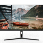 Monitor mostrando escena de lago con botes. Montañas al fondo.