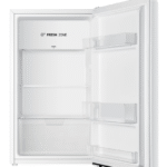 Refrigerador blanco abierto con estantes y zona fresca visible.