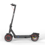 Scooter eléctrico negro con ruedas rojas. El scooter está sobre una superficie oscura.