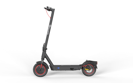 Scooter eléctrico negro con ruedas rojas. El scooter está sobre una superficie oscura.