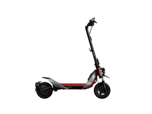 Scooter eléctrico negro y rojo sobre fondo negro. El scooter tiene una línea roja.