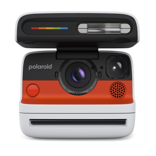 Una cámara Polaroid. Tiene un botón rojo y un flash. La cámara es blanca y naranja.