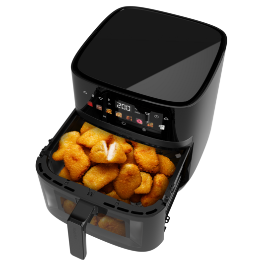Freidora de aire negra con nuggets en la cesta, con pantalla digital en la parte superior.