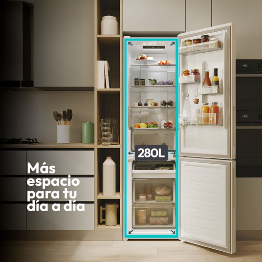 Refrigerador abierto. El congelador está en la parte inferior. Comida y estantes dentro.