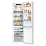 Refrigerador blanco abierto con alimentos dentro, sobre un fondo blanco.