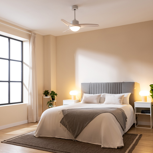 Dormitorio con cama, ventana, ventilador de techo y mesas auxiliares.